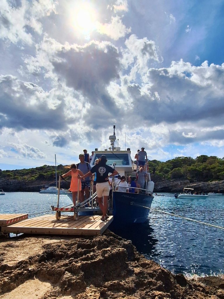 cala turqueta en barco
