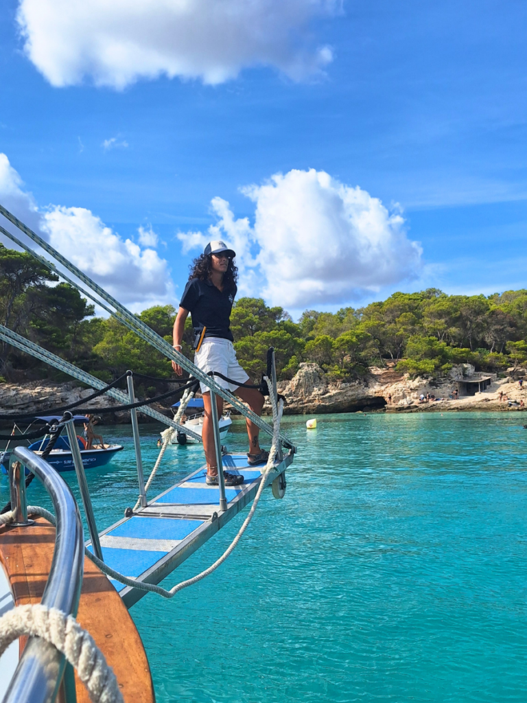 cala trebalúger en barco